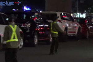 Hà Nội: Nhiều nhà hàng biến lòng đường thành nơi đỗ xe Hà Nội: Nhiều nhà hàng biến lòng đường thành nơi đỗ xe