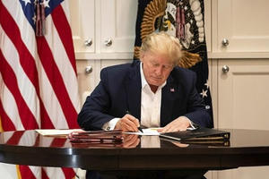 Ảnh ông Trump làm việc tại bệnh viện nghi bị dàn dựng