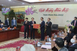 Chủ tịch Quốc hội Vương Đình Huệ thăm và chúc Tết tại Hải Phòng