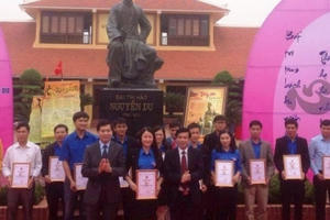 Hà Tĩnh: Trao giải cuộc thi báo tường về Đại thi hào Nguyễn Du