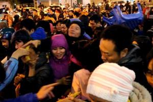 Hà Nội: "Biển người" chen lấn, xô đẩy xin lộc chùa Phúc Khánh Hà Nội: "Biển người" chen lấn, xô đẩy xin lộc chùa Phúc Khánh