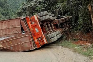 Xe đầu kéo tông vào vách núi, tài xế tử vong