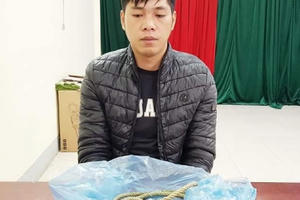 Bắt giữ đối tượng dùng dây thừng siết cổ bạn Bắt giữ đối tượng dùng dây thừng siết cổ bạn