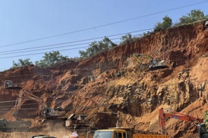 Thêm một ngọn núi trên QL20 bị phá hủy