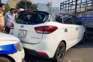 [Clip]: Tài xế ô tô không chấp hành hiệu lệnh của CSGT điên cuồng tháo chạy