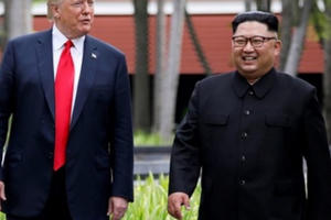 Tổng thống Trump và Chủ tịch Kim Jong-un bắt đầu bằng cuộc gặp kéo dài khoảng 2 giờ Tổng thống Trump và Chủ tịch Kim Jong-un bắt đầu bằng cuộc gặp kéo dài khoảng 2 giờ