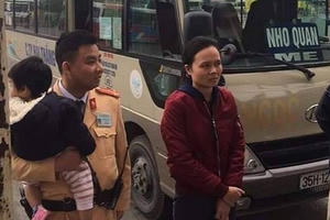CSGT Hà Nội giúp hai mẹ con bị mất đồ và giấy tờ tuỳ thân về quê