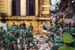 Nhìn lại vụ sập tòa nhà cổ kinh hoàng trên phố Trần Hưng Đạo tháng 9/2015