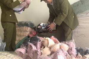 Sơn La: Thu giữ gần 2.700 sản phẩm không nhãn phụ và nguồn gốc xuất xứ Sơn La: Thu giữ gần 2.700 sản phẩm không nhãn phụ và nguồn gốc xuất xứ