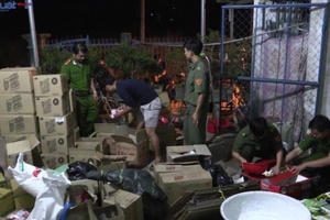 Bình Dương: Bắt khẩn cấp 3 hộ gia đình “bảo nhau” làm hàng giả