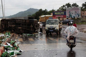 Đắk Lắk: Va chạm giao thông với xe chở bia, nhiều lon bia rơi vãi ra đường