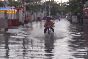 Mưa lớn trái mùa, người dân TP HCM bì bõm "lội nước" về quê ăn Tết