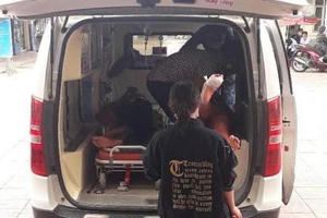 Chồng chém chết vợ rồi dùng dao đâm vào bụng để tự vẫn