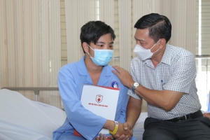 Thăm hỏi động viên gia đình các chiến sĩ hy sinh, bị thương vụ lật xe