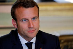 Hé lộ số tiền Tổng thống Pháp chi cho trang điểm