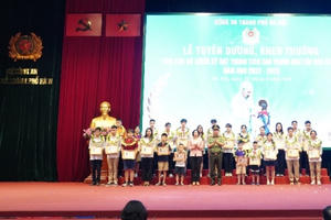 Hà Nội: Tuyên dương 167 học sinh tiêu biểu, xuất sắc là con của cán bộ chiến sỹ Hà Nội: Tuyên dương 167 học sinh tiêu biểu, xuất sắc là con của cán bộ chiến sỹ