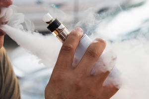 Hút thuốc lá điện tử sẽ bị thông báo về cơ quan, tổ chức để xử lý theo quy định