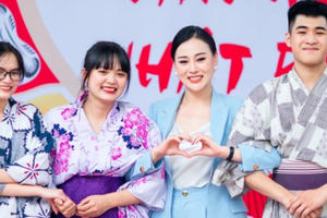 Phương Oanh – “Quỳnh búp bê” khoe vẻ đẹp “thần tiên tỷ tỷ” khi giao lưu với học sinh