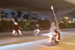 Ngăn chặn hơn 100 "quái xế" mang hung khí gây náo loạn đường phố