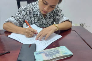 Vừa vay tiền ngân hàng về thì bị cháu gái “nẫng” mất