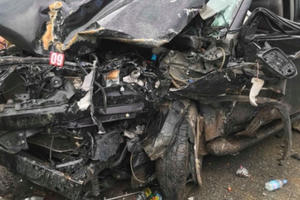 Xe ôtô 7 chỗ nát bét sau cú va chạm với xe khách trên cao tốc Nội Bài - Lào Cai