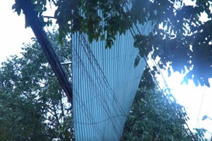 TP HCM: Gió lốc cuốn bay tấm tôn "khủng", người đi đường vứt xe tháo chạy