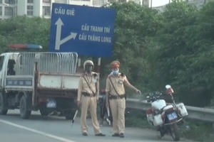 Hà Nội: Xử lý "liên minh" ô tô, xe máy câu kết đón khách kiểu người nhà