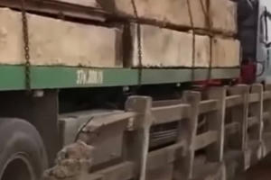 Xôn xao clip xe đầu kéo liều lĩnh qua cầu tải trọng 4 tấn?