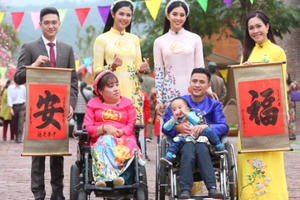 Ngọc Hân, Tiểu Vy diện áo dài trong chương trình Tết của VTV