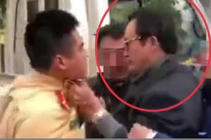Xử lý nghiêm Chi cục trưởng Chi Cục Dân số hoá "ma men" túm cổ CSGT