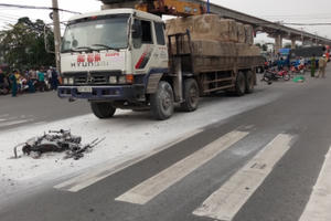 TP HCM: Xe máy cháy ngùn ngụt sau va chạm, hai người thương vong