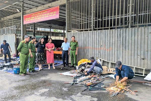 Công an tỉnh An Giang phối hợp tiêu huỷ hơn 1.500 công cụ hỗ trợ và vũ khí thô sơ