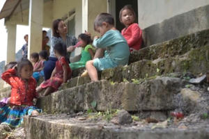 Hàng chục học sinh chen chân chờ đợi 1 lớp học kiên cố