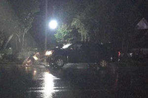 Hai người bị xe bán tải tông chết khi đứng bên đường nói chuyện