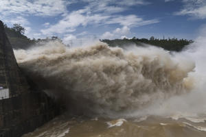 Hình ảnh dòng nước kỳ thú khi Thuỷ điện Hoà Bình xả lũ