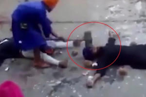 [Clip]: Bịt mắt đập trái cây, đập trúng đầu tình nguyện viên