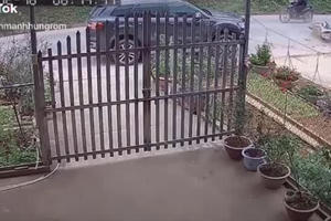 [Clip]: Vì vượt ẩu, xe máy bị hất tung lên trời sau cú tông trực diện ôtô ngược chiều