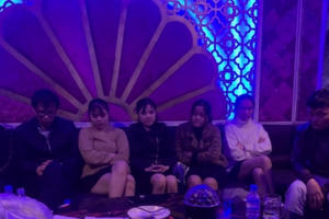 3 nữ 4 nam “phê pha” trong quán karaoke