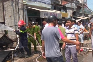 Kiên Giang: "Bão lửa" thiêu rụi 3 căn nhà