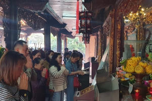 Rằm tháng Giêng, người dân đổ về đền Bia Bà cầu tài lộc, bình an