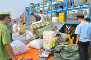 Buôn lậu, gian lận thương mại: Nắm rõ kẻ tiếp tay, nhưng… khó xử lý Buôn lậu, gian lận thương mại: Nắm rõ kẻ tiếp tay, nhưng… khó xử lý