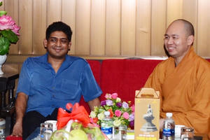 Hà Nội: Quốc vụ khanh Sri Lanka thăm và lễ Phật tại chùa Quán Sứ