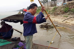 Chồng bị u mỡ, nợ nần chồng chất, người mẹ thuyền chài quặn lòng để con nghỉ học vì không có tiền