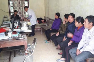 Đi ăn đám giỗ, hàng chục người nhập viện