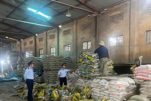 Hơn 67 tấn phân bón giả mạo nhãn hiệu bị giám sát khắc phục hậu quả