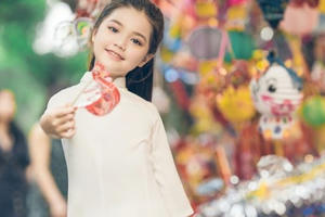 Bé gái 8 tuổi xinh như thiên thần dạo phố mùa Trung thu