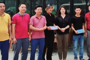 2 ngư dân tại Cửa Lò cứu 4 du khách đuối nước thoát chết