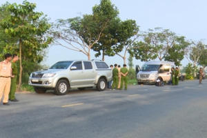 Bắt quả tang ô tô vận chuyển 48.500 bao thuốc lá ngoại nhập lậu trong đêm 29 Tết