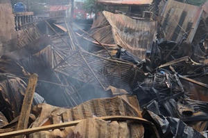 Vụ hỏa hoạn ở Đê La Thành do chập điện tại nhà ông Hiệp "khùng"?