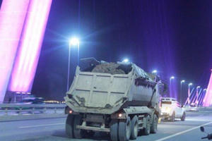 Đã tìm ra thủ phạm làm rơi vãi đất trên cầu Nhật Tân